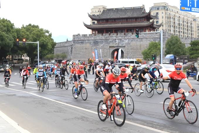 Pakistani students participate in Beijing central axis cycling tour