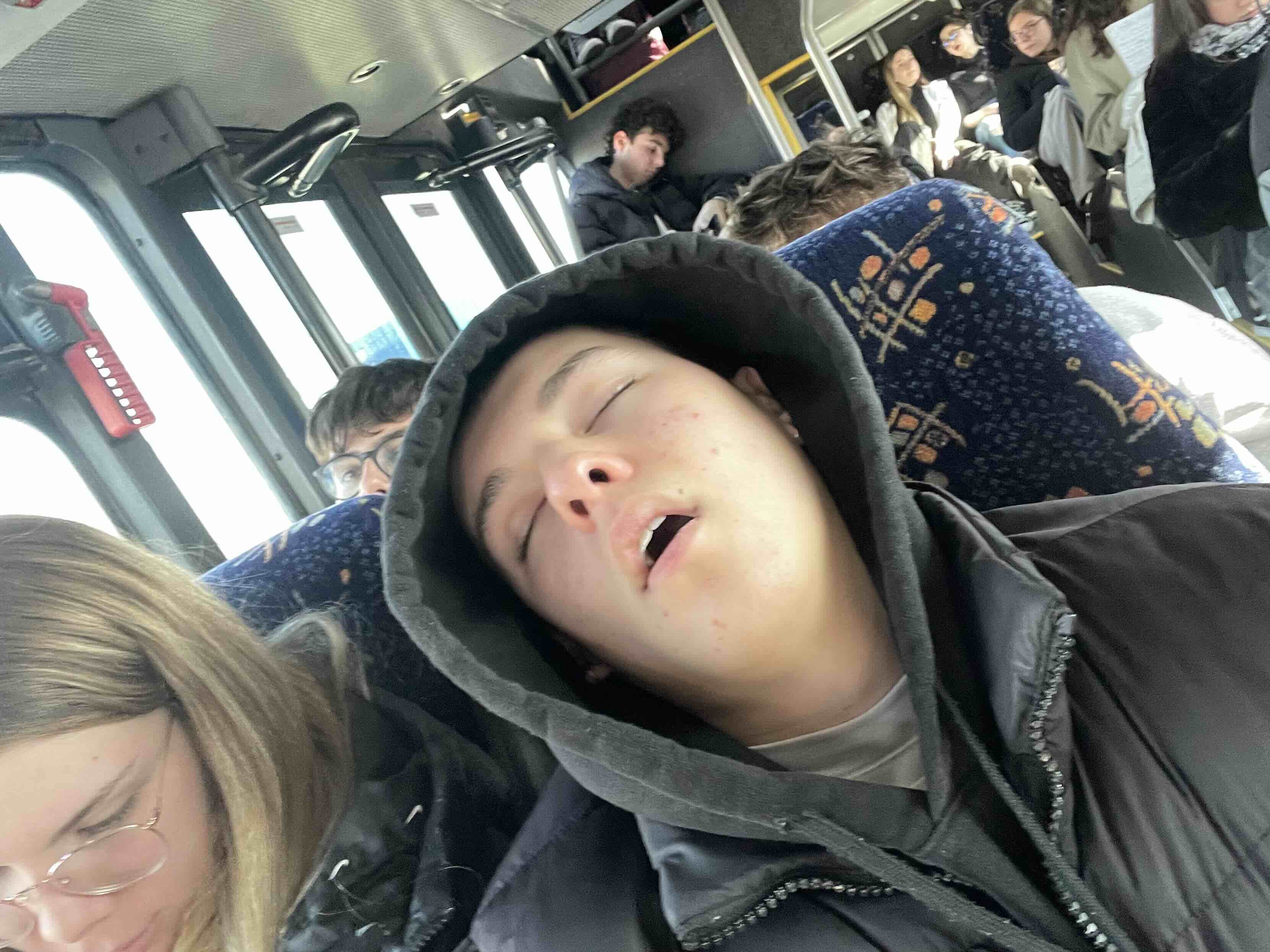 Ultima notizia: Sanchi dorme a bocca aperta sul bus